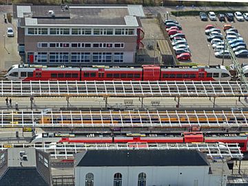 Treinen en perrons van het station van Leeuwarden gezien vanaf de Achmeatoren van Gert Bunt