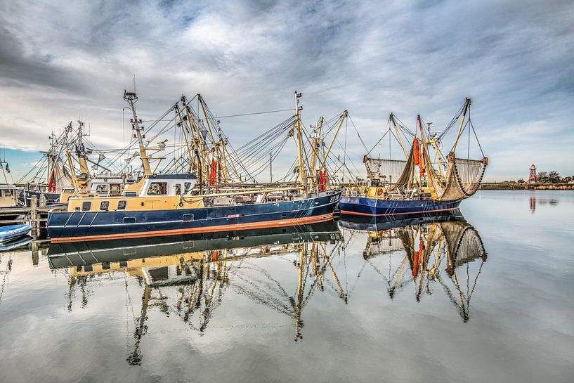 De haven van Stavoren, Friesland, op een windstille winterdag met vissersboten gespiegeld en de rode by Harrie Muis