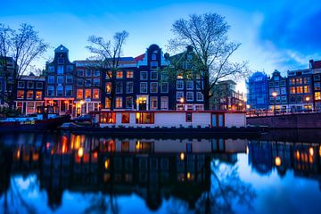 Les voies navigables d'Amsterdam la nuit. sur Bfec.nl