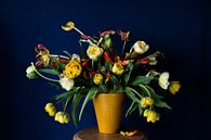 Blau-gelbes Tulpenstilleben von Lieke Roodbol Miniaturansicht
