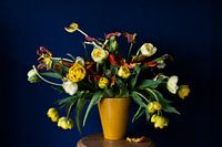 Blau-gelbes Tulpenstilleben