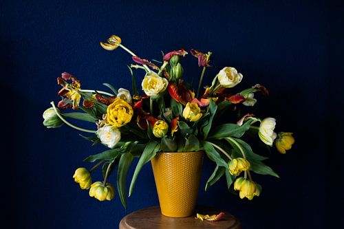 La nature morte des tulipes en bleu et jaune