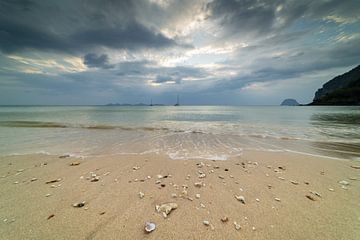 op het strand van Koh Mook van Walter G. Allgöwer