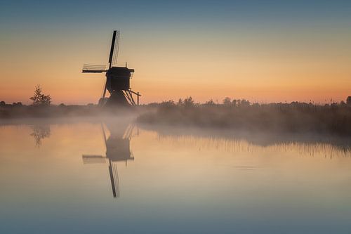 Nederlands polderlandschap met molens