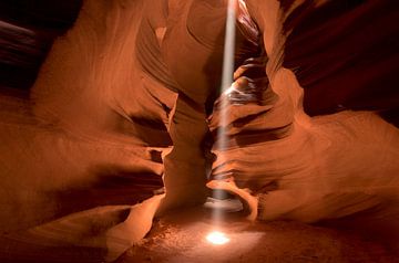 Lichtstrahl im Antelope Canyon, USA von Laura Vink