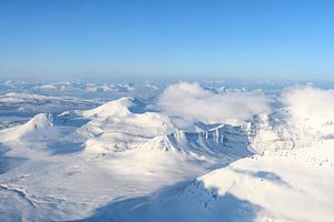 Blick aus der Luft über die schneebedeckten Berge in Nordnorwegen