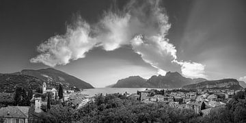 Schöner  Himmel über Torbole am Gardasee in schwarzweiss Bild von Manfred Voss, Schwarz-weiss Fotografie