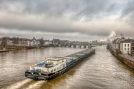 Binnenvaartschip bij de Sin Servaasbrug in Maastricht van John Kreukniet thumbnail
