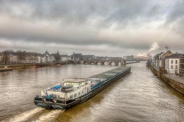 Binnenvaartschip bij de Sin Servaasbrug in Maastricht von John Kreukniet