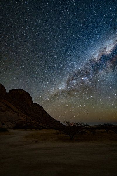 Spitzkoppe avec la voie lactée en Namibie, Afrique par Patrick Groß