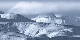 Paysage de montagne enneigé dans les hautes terres d'Islande sur Bas Meelker