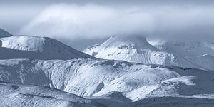 Verschneite Berglandschaft im Hochland von Island von Bas Meelker