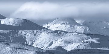 Verschneite Berglandschaft im Hochland von Island