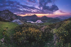 Lac de montagne des Asturies au coucher du soleil