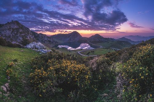 Asturië bergmeer bij zonsondergang