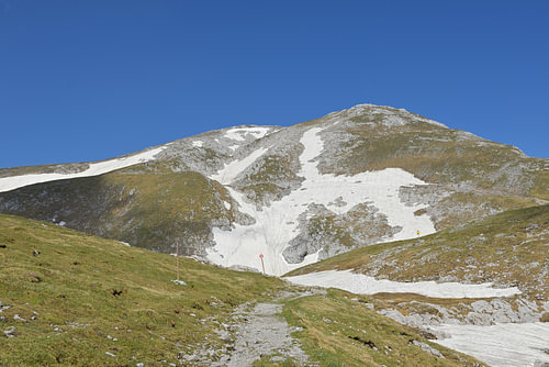 Le printemps à la montagne - Sentier de randonnée à travers un terrain rocheux et la neige fondante
