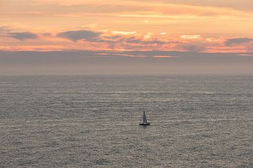 Einsames Segelboot auf dem Atlantik von Peter Haastrecht, van