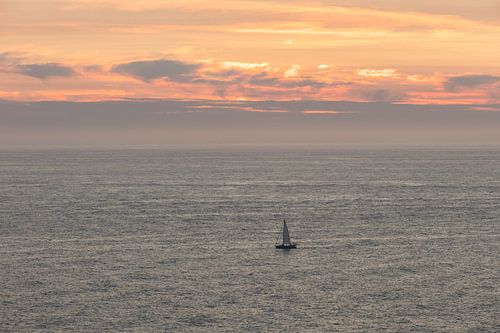 Eenzame zeilboot op de Atlantische zee