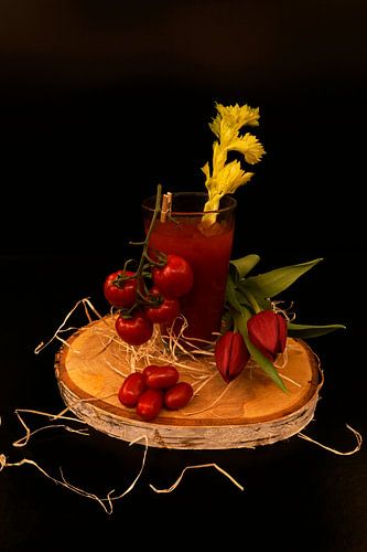 Tomato wodka cocktail met selderij en trostomaten.