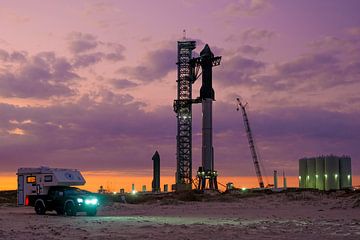 SpaceX Starship Superheavy mit Wohnmobil bei Sonnenuntergang von Chris Thomassen (Wereldreizigers.nl)