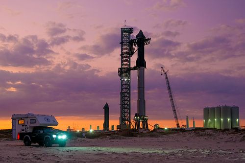 SpaceX Starship Superheavy met camper tijdens zonsondergang