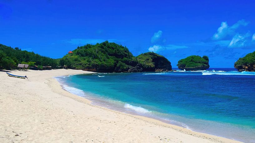 Plage de sable lagonaire de Watu Karung avec un bateau et des îlots rocheux par kall3bu
