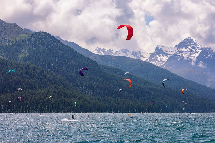 Kitesurfer op het Silvaplaner meer in Graubünden van Werner Dieterich