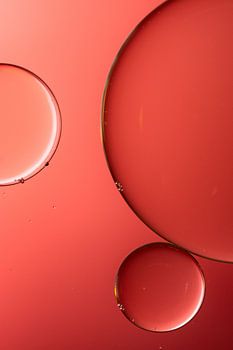 Gouttes d'huile sur l'eau