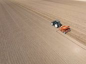 Trekker plant pootaardappelen op een veld in de lente van Sjoerd van der Wal Fotografie thumbnail