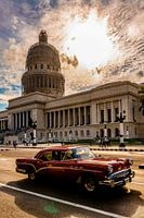 Roter Oldtimer vor dem Kapitol in Havanna Kuba