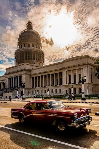 Rode oldtimer voor het Capitool in Havana Cuba