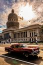 Rode oldtimer voor het Capitool in Havana Cuba van Dieter Walther thumbnail