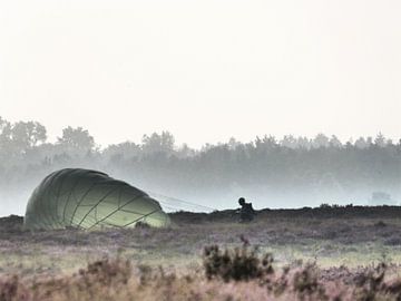 Een parachute uit de mist