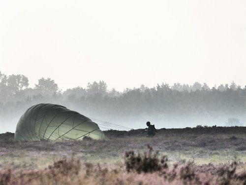 Een parachute uit de mist