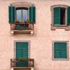 Roze gebouw met groene luiken | reisfotografie print | Bosa Sardinië Italië van Kimberley Jekel