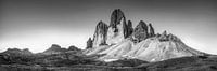Dageraad op de drie toppen in de Dolomieten. Panoramafoto zwart-wit van Manfred Voss, Zwart-Wit Fotografie thumbnail