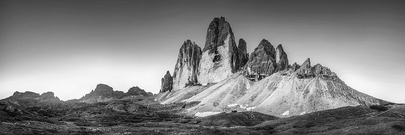 Dageraad op de drie toppen in de Dolomieten. Panoramafoto zwart-wit van Manfred Voss, Zwart-Wit Fotografie
