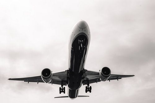 Luchtvaartkunst: Dramatisch vliegtuig tijdens de landing (zwart-wit)