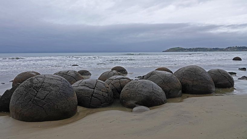 Moeraki Boulders strand in Nieuw Zeeland van Aagje de Jong
