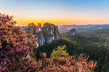 Kleurrijk landschap bij de Schrammsteinrots van Christian Klös