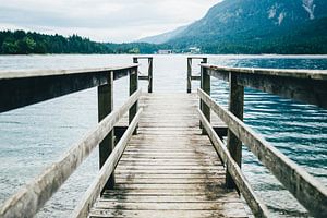 Jetée sur le lac Eibsee sur Patrycja Polechonska