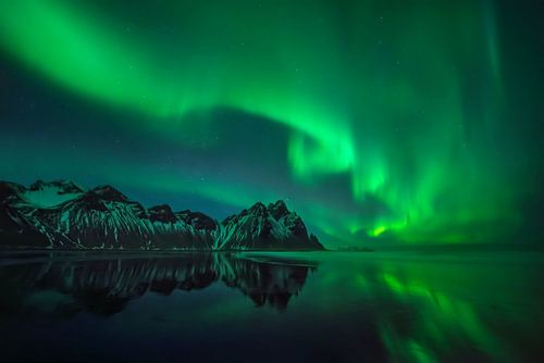Reflets d'aurores boréales à Stokksnes sur Wojciech Kruczynski