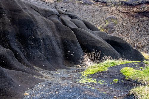 Zwarte, afgekoelde  lava, de grens van een eruptie