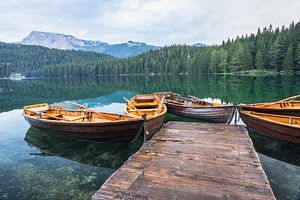 Schwarzer See mit Booten in der Nähe des Durmitor-Gebirges, Montenegro, Gletschersee von Lizzy Komen