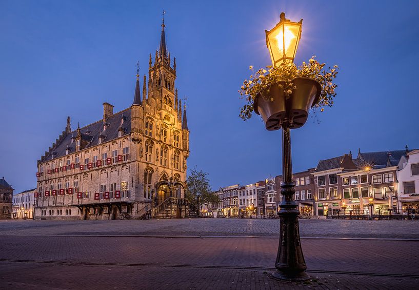 Het stadhuis van Gouda tijdens het blauwe uurtje. van Claudio Duarte