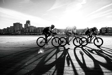 Strandfietsers met tegenlicht voor het kurhaus, zwart-wit van Sander de Vries