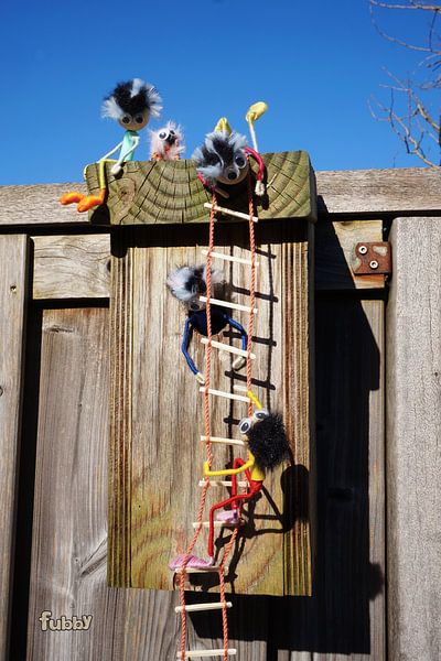 Fubby klettert mit einer Strickleiter auf ein Vogelhaus. von Sailographic Paula