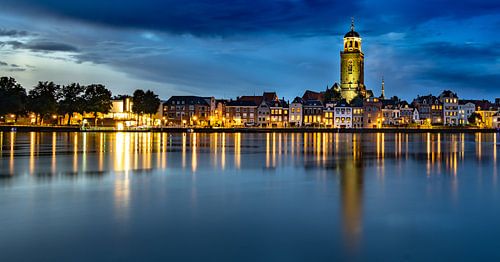 De skyline van Deventer in de nacht