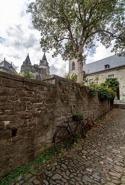 DURBUY Fietsen in een straatje in Durbuy van Paul Veen