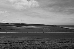 Le chemin qui mène d'Escalles à la mer traverse la campagne vallonnée du nord de la France.